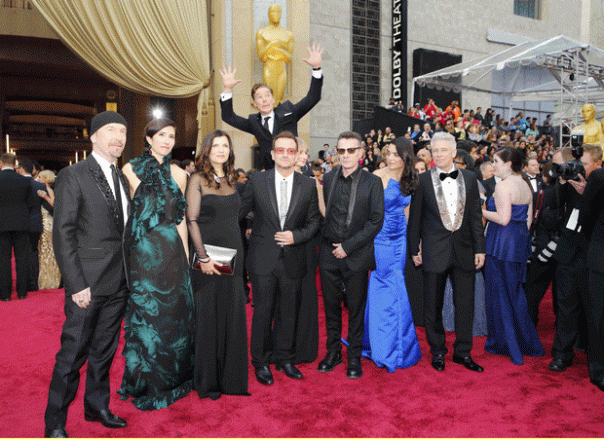 Benedict Cumberbatch photobomb